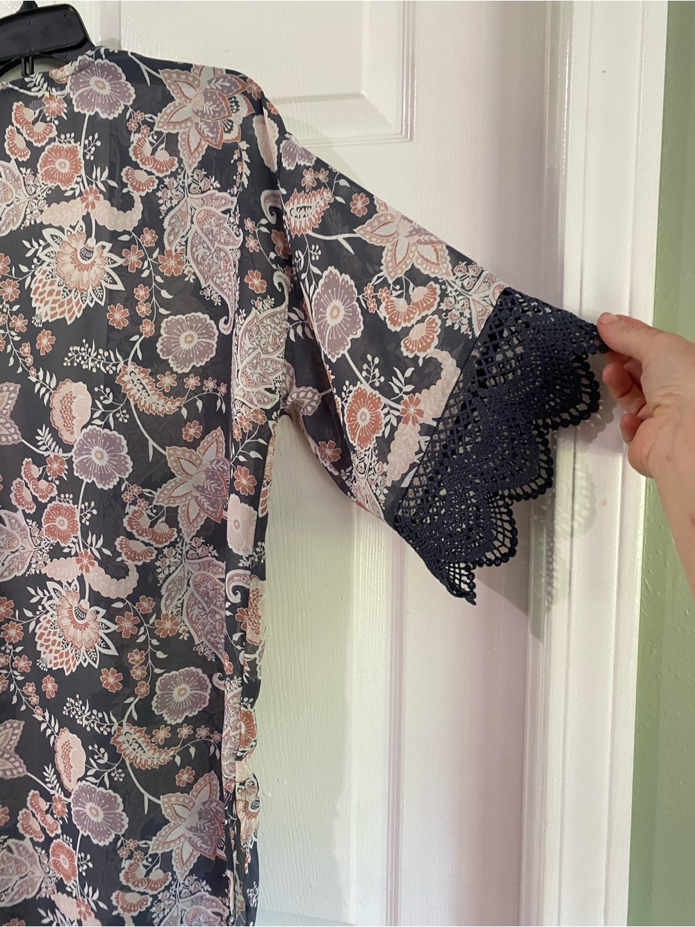 Wallflower Kimono Gray Pink Open Front XS Boho Paisley Floral Lace Trim - Picture 10 of 12
